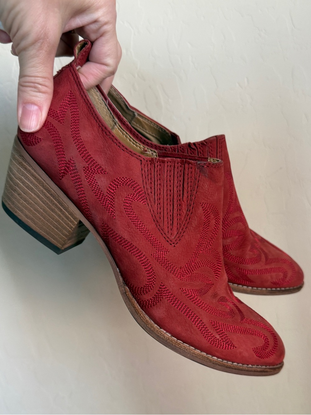 Dolce Vita Women's Red Suede Block Heel Booties Embroidered Western Cowgirl 9 - Picture 5 of 7